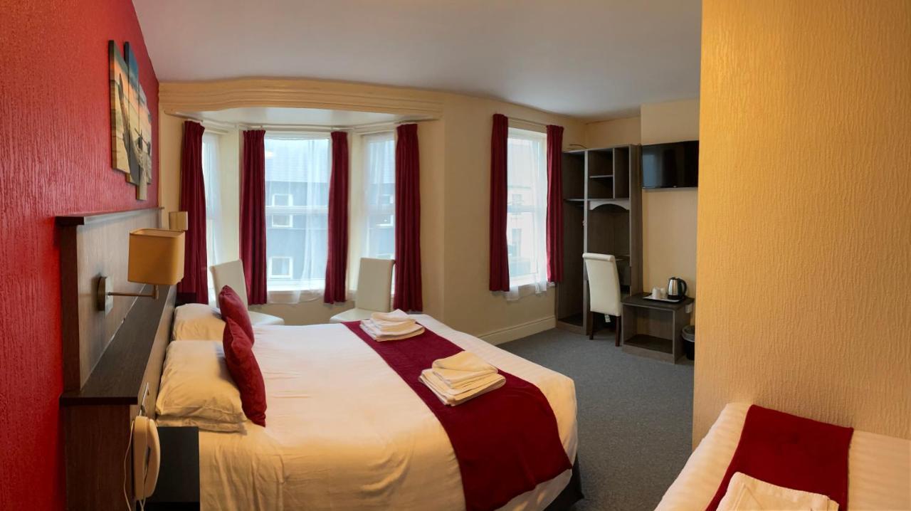 The Port Hotel Portrush Esterno foto