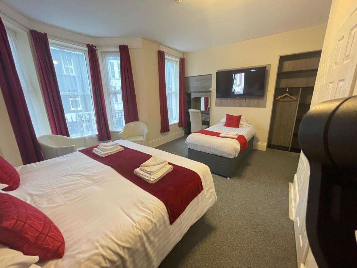 The Port Hotel Portrush Esterno foto