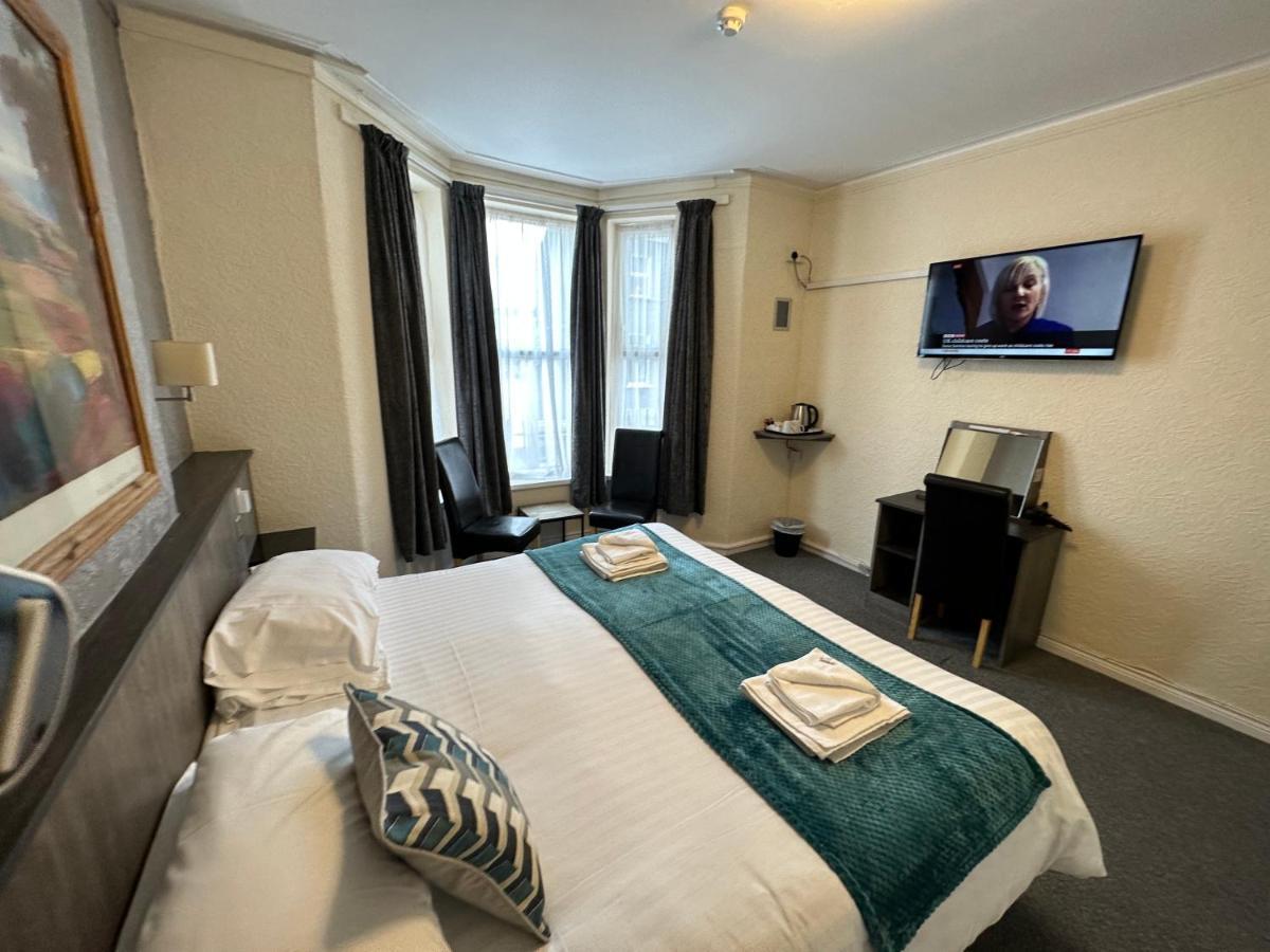 The Port Hotel Portrush Esterno foto