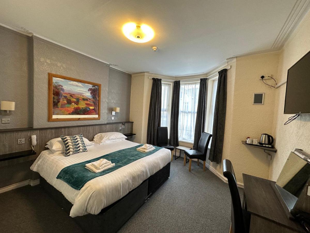 The Port Hotel Portrush Esterno foto
